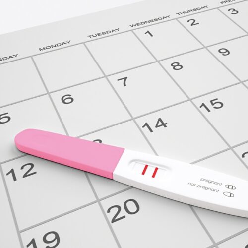 τεστ εγκυμοσύνης πάνω σε ημερολόγιο iolife