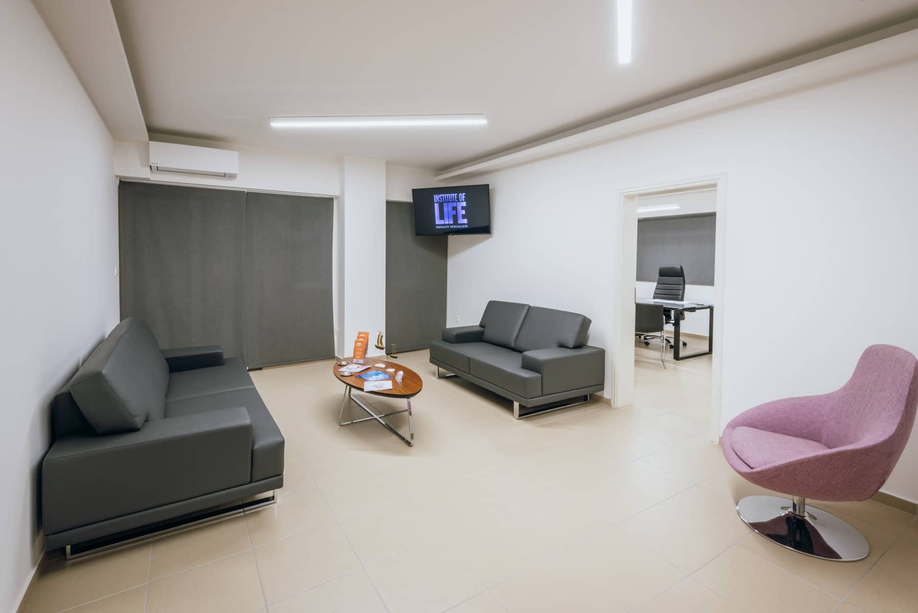 Iolife Kalamata κεντρικό σαλόνι τηλεόραση πολυθρόνα τραπέζι