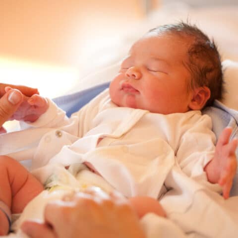 Iolife νεογέννητο έκτη γέννηση παιδιού με τη μέθοδο της Μεταφοράς Μητρικής Ατράκτου