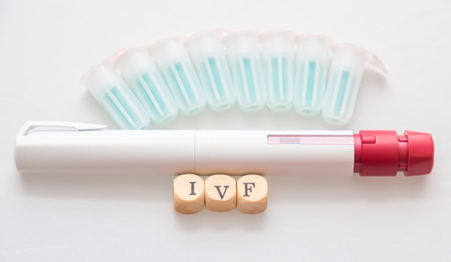 Αυτόματο στυλό ένεσης IVF με φιαλίδια ορμονών τοποθετημένα σε σειρά και ξύλινα τουβλάκια που σχηματίζουν τη λέξη IVF.